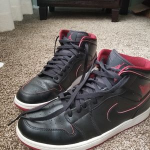 Nike Men's Air Jordan Retro 1 mid red black